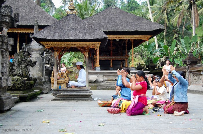 Pengaruh Agama Terhadap Geguritan Bali yang Mendalam